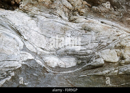 Metamorpher Felsstrukturen in geologischen Aufschlüssen unterhalb der Briksdalsbreen-Gletscher, Olden, Norwegen. Stockfoto