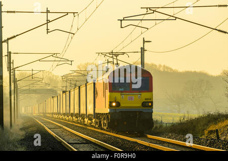 Deutsche Bahn e-Lok zieht Güterzug auf der West Coast Main Line in der Nähe von Garstang Lancashire England Stockfoto