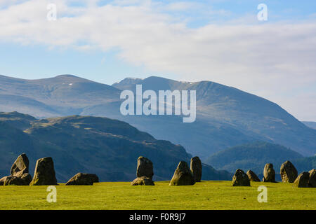 Castlerigg Steinkreis, Seenplatte, mit Lakelandpoeten hinter Stockfoto