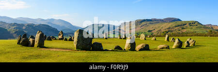 Genähte Panorama der Castlerigg Steinkreis, Lake District, England, mit Lakelandpoeten hinter Stockfoto