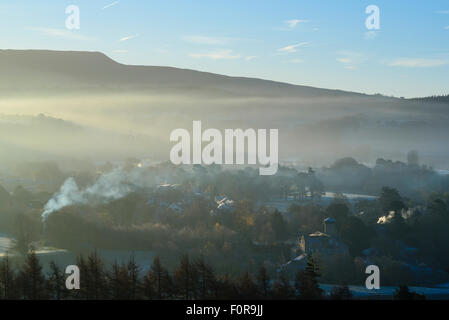 Am frühen Morgennebel hängt über Caton und Brookhouse im Lune Valley Lancashire unter Clougha Hecht Stockfoto