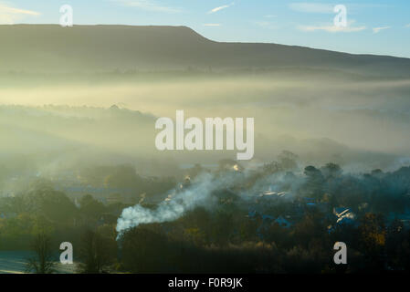 Am frühen Morgennebel hängt über Caton und Brookhouse im Lune Valley Lancashire unter Clougha Hecht Stockfoto