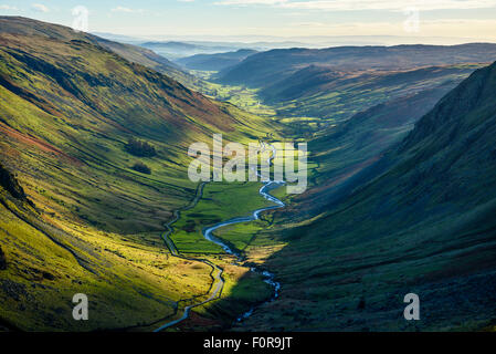 Auf der Suche nach unten Longsleddale aus Stahl Rigg im Lake District, mit den Fluss-Sprint und der Weg zum Gatescarth Pass in der Nähe. Stockfoto