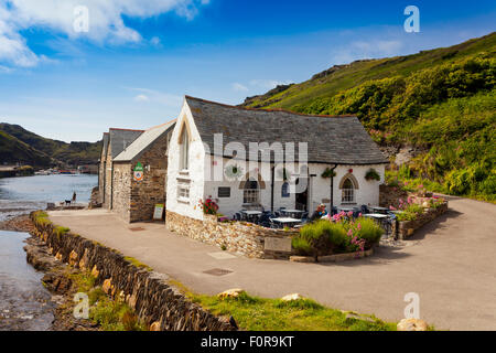 Der Hafen Light Tea-Room, Jugendherberge und Wertigkeit Fluss in Boscastle, Nord Cornwall, England, UK Stockfoto