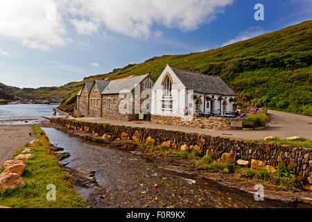 Der Hafen Light Tea-Room, Jugendherberge und Wertigkeit Fluss in Boscastle, Nord Cornwall, England, UK Stockfoto