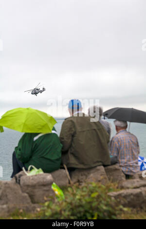 Bournemouth, UK. 20. August 2015. Die Black Cats Hubschrauber Team durchführen beim Bournemouth Air Festival - Zuschauern Unterschlupf unter Sonnenschirmen im Regen Credit: Carolyn Jenkins/Alamy Live News Stockfoto