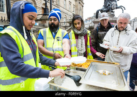 Edinburgh, UKI. 19. August 2015. Während die Stadt lebendig mit den verschiedenen Festivals ist nimmt die Edinburgh-Sikh-Tempel auf den Straßen von Edinburgh jeden Mittwoch um die Obdachlosen und Bedürftigen von Edinburgh zu ernähren. Bildnachweis: Richard Dyson/Alamy Live-Nachrichten Stockfoto