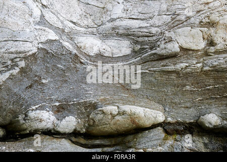 Metamorpher Felsstrukturen in geologischen Aufschlüssen unterhalb der Briksdalsbreen-Gletscher, Olden, Norwegen. Stockfoto