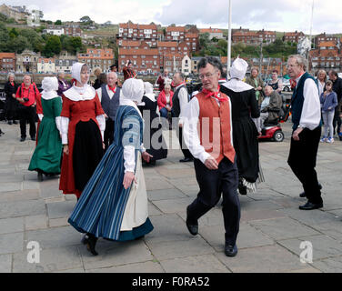 WHITBY, NORTH YORKSHIRE, ENGLAND. Ca. AUGUST 2014. Traditionelle Tänzer beim Whitby folk Festival. Stockfoto