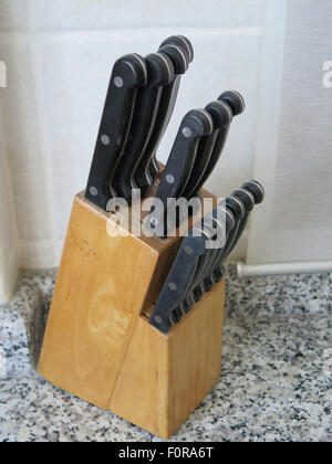 Messerblock auf Granit Küche Arbeitsplatte Stockfoto