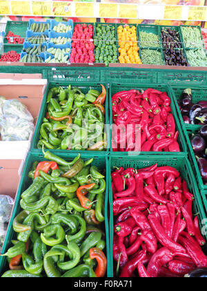 frische reife grüne und rote Paprika zum Verkauf am Marktstand in Berlin Stockfoto