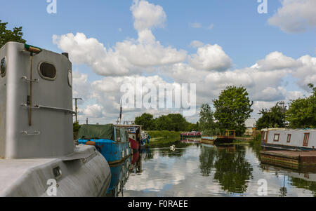 Flussboote und Lastkähne festgemacht an einem hellen Sommertag bei Beverley, East Riding of Yorkshire, UK am Kanal. Stockfoto