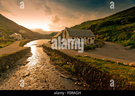 Der Hafen Licht Teestube bei Sonnenuntergang in Boscastle, Nord Cornwall, England, UK Stockfoto