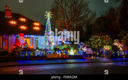 Aufwendige Weihnachtsbeleuchtung für ein Haus in Garstang Lancashire Stockfoto