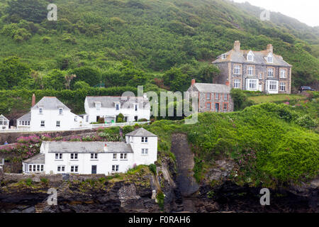 Attraktive Häuser und Hütten mit Blick auf den Hafen in Port Isaac, Nord Cornwall, England, UK Stockfoto