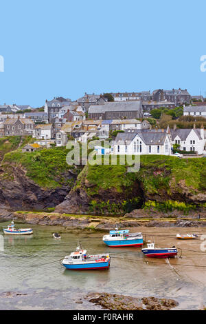 Bunte Fischerboote im Hafen von Port Isaac, Nord Cornwall, England, UK Stockfoto