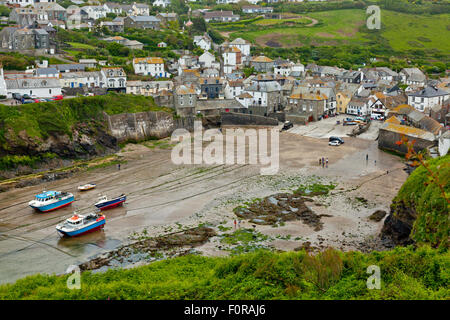 Kleine Hütten Cluster rund um die attraktive Fischerhafen in Port Isaac, Nord Cornwall, England, UK Stockfoto