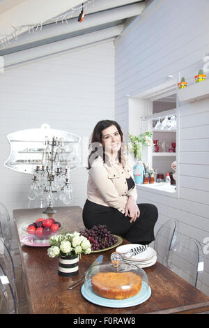 Nigella Lawson, Essen Schriftsteller und Fernseh-Persönlichkeit in ihrem Atelier in Battersea, London, UK Stockfoto