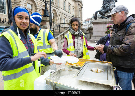 Edinburgh, UKI. 19. August 2015. Während die Stadt lebendig mit den verschiedenen Festivals ist nimmt die Edinburgh-Sikh-Tempel auf den Straßen von Edinburgh jeden Mittwoch um die Obdachlosen und Bedürftigen von Edinburgh zu ernähren. Bildnachweis: Richard Dyson/Alamy Live-Nachrichten Stockfoto