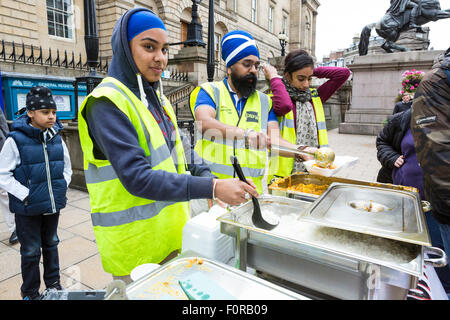 Edinburgh, UKI. 19. August 2015. Während die Stadt lebendig mit den verschiedenen Festivals ist nimmt die Edinburgh-Sikh-Tempel auf den Straßen von Edinburgh jeden Mittwoch um die Obdachlosen und Bedürftigen von Edinburgh zu ernähren. Bildnachweis: Richard Dyson/Alamy Live-Nachrichten Stockfoto