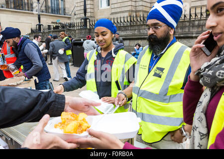 Edinburgh, UKI. 19. August 2015. Während die Stadt lebendig mit den verschiedenen Festivals ist nimmt die Edinburgh-Sikh-Tempel auf den Straßen von Edinburgh jeden Mittwoch um die Obdachlosen und Bedürftigen von Edinburgh zu ernähren. Bildnachweis: Richard Dyson/Alamy Live-Nachrichten Stockfoto