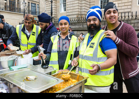 Edinburgh, UKI. 19. August 2015. Während die Stadt lebendig mit den verschiedenen Festivals ist nimmt die Edinburgh-Sikh-Tempel auf den Straßen von Edinburgh jeden Mittwoch um die Obdachlosen und Bedürftigen von Edinburgh zu ernähren. Bildnachweis: Richard Dyson/Alamy Live-Nachrichten Stockfoto