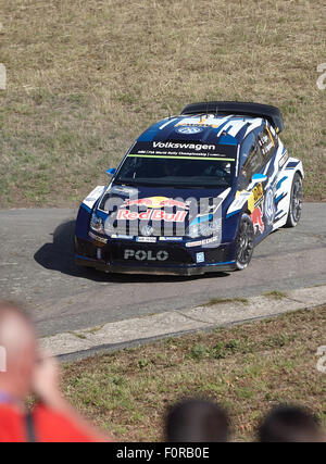 Konz, Deutschland. 20. August 2015. Sebastien Ogier und Julien Ingrassia von Frankreich fahren ihren Volkswagen Polo R WRC, wie sie die Shakedown in der Nähe von Konz beim 9. Lauf der Rallye Deutschland WM in Konz, Deutschland, 20. August 2015 passieren. Foto: THOMAS FREY/Dpa/Alamy Live News Stockfoto