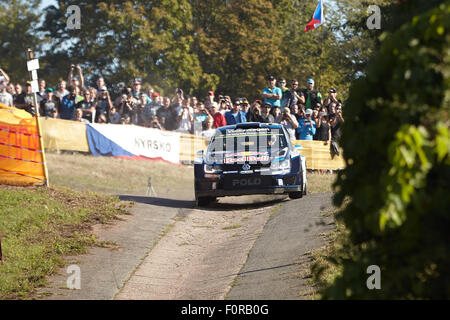 Konz, Deutschland. 20. August 2015. Sebastien Ogier und Julien Ingrassia von Frankreich fahren ihren Volkswagen Polo R WRC, wie sie die Shakedown in der Nähe von Konz beim 9. Lauf der Rallye Deutschland WM in Konz, Deutschland, 20. August 2015 passieren. Foto: THOMAS FREY/Dpa/Alamy Live News Stockfoto