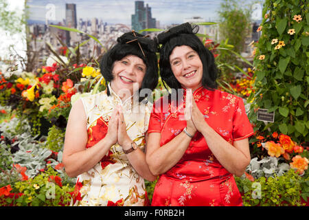 Maria Rogers & Barbara Richards Mitglieder der Chrysantheme Gartenarbeit Society Großbritanniens größte unabhängige Blume zeigen, mit einem Karneval-wie Feier aller Dinge Chinesen feiern. Orientalischen Themen-Events, Unterhaltung, Essen und floralen Festzelte werden alle chinesische Kultur und Design inspirieren. Bildnachweis: Cernan Elias/Alamy Live-Nachrichten. Stockfoto