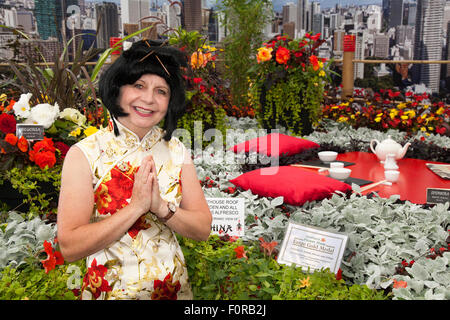 Barbara Richards posiert auf ihrem Messestand Southport des jährlichen flower Show.  Großbritanniens größte unabhängige Blumenschau, feiert mit einem Karneval-wie Feier aller Dinge Chinesisch. Orientalischen Themen-Events, Unterhaltung, Essen und floralen Festzelte werden alle chinesische Kultur und Design inspirieren. Bildnachweis: Cernan Elias/Alamy Live-Nachrichten. Stockfoto