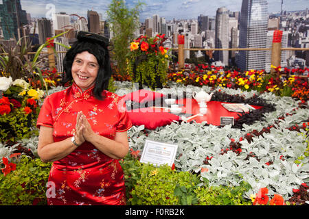 Maria Rogers Mitglied der Chrysantheme Gartenarbeit Society Großbritanniens größte unabhängige Blume zeigen, mit einem Karneval-wie Feier aller Dinge Chinesen feiern. Orientalischen Themen-Events, Unterhaltung, Essen und floralen Festzelte werden alle chinesische Kultur und Design inspirieren. Bildnachweis: Cernan Elias/Alamy Live-Nachrichten. Stockfoto