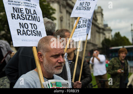 London, UK. 20. August 2015. Polnische Arbeiter im Vereinigten Königreich streiken und demonstrieren außerhalb des Parlaments um ihren Wert für die britische Wirtschaft zu zeigen, während andere an eine Fahrt zum Blutspenden zu den NHS beteiligen. Als anti-Immigrant Gefühle Rampen im Vereinigten Königreich haben viele Polen Großbritannien als ihre Heimat und machen einen positiven Beitrag für die Wirtschaft. Bildnachweis: Paul Davey/Alamy Live-Nachrichten Stockfoto