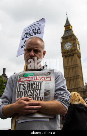 London, UK. 20. August 2015. Polnische Arbeiter im Vereinigten Königreich streiken und demonstrieren außerhalb des Parlaments um ihren Wert für die britische Wirtschaft zu zeigen, während andere an eine Fahrt zum Blutspenden zu den NHS beteiligen. Als anti-Immigrant Gefühle Rampen im Vereinigten Königreich haben viele Polen Großbritannien als ihre Heimat und machen einen positiven Beitrag für die Wirtschaft. Bildnachweis: Paul Davey/Alamy Live-Nachrichten Stockfoto