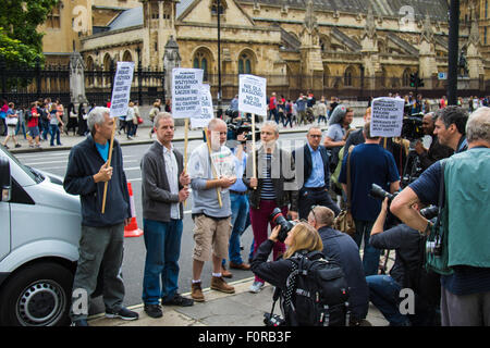 London, UK. 20. August 2015. Polnische Arbeiter im Vereinigten Königreich streiken und demonstrieren außerhalb des Parlaments um ihren Wert für die britische Wirtschaft zu zeigen, während andere an eine Fahrt zum Blutspenden zu den NHS beteiligen. Als anti-Immigrant Gefühle Rampen im Vereinigten Königreich haben viele Polen Großbritannien als ihre Heimat und machen einen positiven Beitrag für die Wirtschaft. Bildnachweis: Paul Davey/Alamy Live-Nachrichten Stockfoto