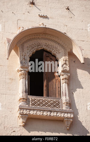 Jodhpur, Indien. Mehrangarh Sandstein Wallburg der Marwar Herrscher. Weißen geschnitzten Fenster. Stockfoto