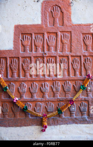 Jodhpur, Indien. Mehrangarh Fort von Marwar Herrscher. Rote Handabdrücke der Frauen des Maharadschas Suttee am Eisernen Tor Loha Pol unterzogen. Stockfoto