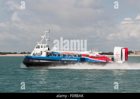 Hovercraft unter Tagesausflügler und Pendler zwischen Ryde auf der Isle Of Wight und Clarence Pier, Southsea Stockfoto