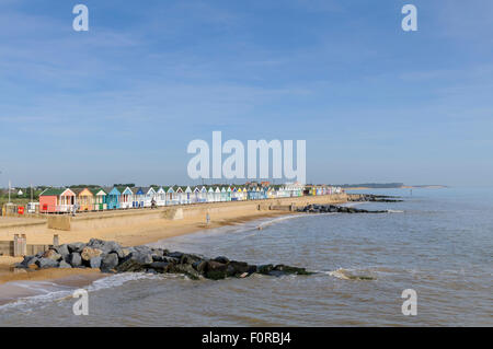 Ein herrlicher Morgen in Southwold, Suffolk. Bunten Strandhäuschen im Sonnenschein. Stockfoto