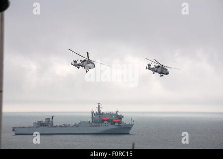 Bournemouth, UK. 20. August 2015. Die Black Cats Helikopter Display Team durchführen beim Bournemouth Air Festival - fliegen über RFA Argus Credit: Carolyn Jenkins/Alamy Live News Stockfoto