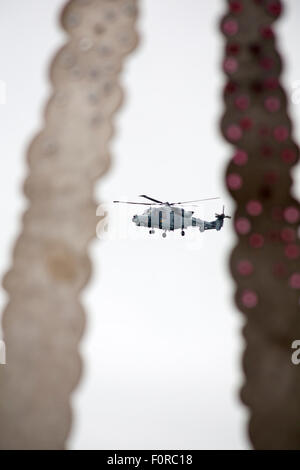 Bournemouth, UK. 20. August 2015. Die Black Cats Helikopter Display Team durchführen beim Bournemouth Air Festival - gesehen durch das Denkmal für Red Arrows-pilot Flt Lt Jon Egging Credit: Carolyn Jenkins/Alamy Live News Stockfoto