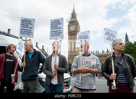 London, UK. 20. August 2015. Mitglieder der polnischen Migranten Gemeinschaft außerhalb der Houses of Parliament protestieren. Der Protest ist, die positive Rolle Polen in Großbritannien gespielt haben, während und seit dem zweiten Weltkrieg und wie sie fühlen sich durch die jüngsten Anti-Migrant Rhetorik von britischen Politikern zum Sündenbock gemacht. Bildnachweis: Pete Maclaine/Alamy Live-Nachrichten Stockfoto