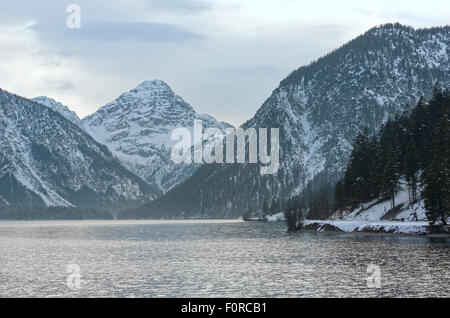 Plansee Seen- und Berglandschaft Winter Ansicht, Tirol, Österreich. Stockfoto