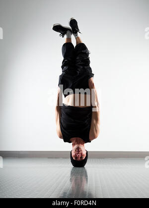 Junger Mann Breakdance auf dem Zimmer Stockfoto