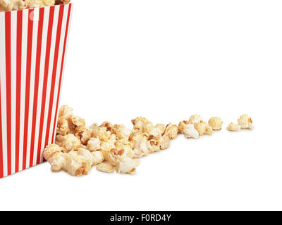 Schuss von Kino Stil Popcorn in Box auf einem weißen Hintergrund mit textfreiraum für den Designer. Stockfoto