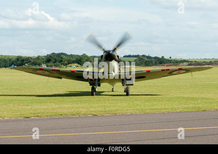 Vorderansicht eines einzigen Spitfire-Flugzeugs, isoliert auf einem Flugplatz mit Motor/Propeller ausgeführt. Stockfoto