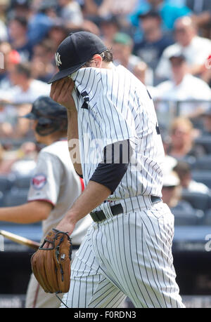 New York, New York, USA. 15. Januar 2014. Yankees Krug NATHAN EOVALDI im 6. Inning, New York Yankees vs. Minnesota Twins, Yankee Stadium, Mittwoch, 19. August 2015. © Bryan Smith/ZUMA Draht/Alamy Live-Nachrichten Stockfoto