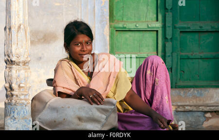 Junge lächelnden Inderin auf der Straße in Pushkar, Rajasthan, Indien Stockfoto