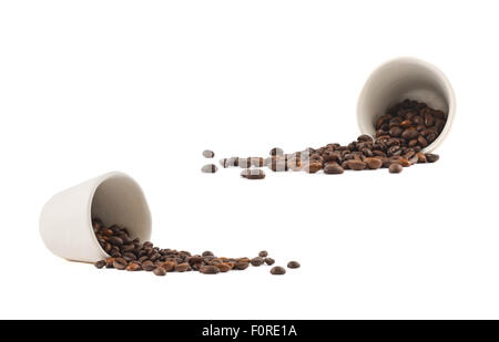 Verschüttete Kaffeebohnen aus der weißen Keramik Tasse isoliert auf weißem Hintergrund, set mit zwei Verkürzungen Stockfoto