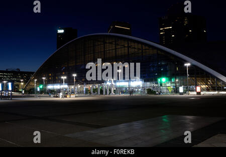 CNIT an La Defense in Paris bei Nacht. Stockfoto