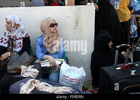 Rafah, Gaza-Streifen, Palästinensische Gebiete. 20. August 2015. Palästinenser versammeln an der Grenze Grenzübergang im südlichen Gazastreifen während sie darauf, für die Einreise warten in Ägypten am 20. August 2015. Bewaffneten Männern in Ägypten an Bord einen Bus mit Palästinensern von Kairo nach Gaza und beschlagnahmt vier Passagiere vor der anderen fortsetzen zu lassen, Hamas-Vertreter in den Streifen sagte Credit: Abed Rahim Khatib/APA Bilder/ZUMA Draht/Alamy Live News Stockfoto